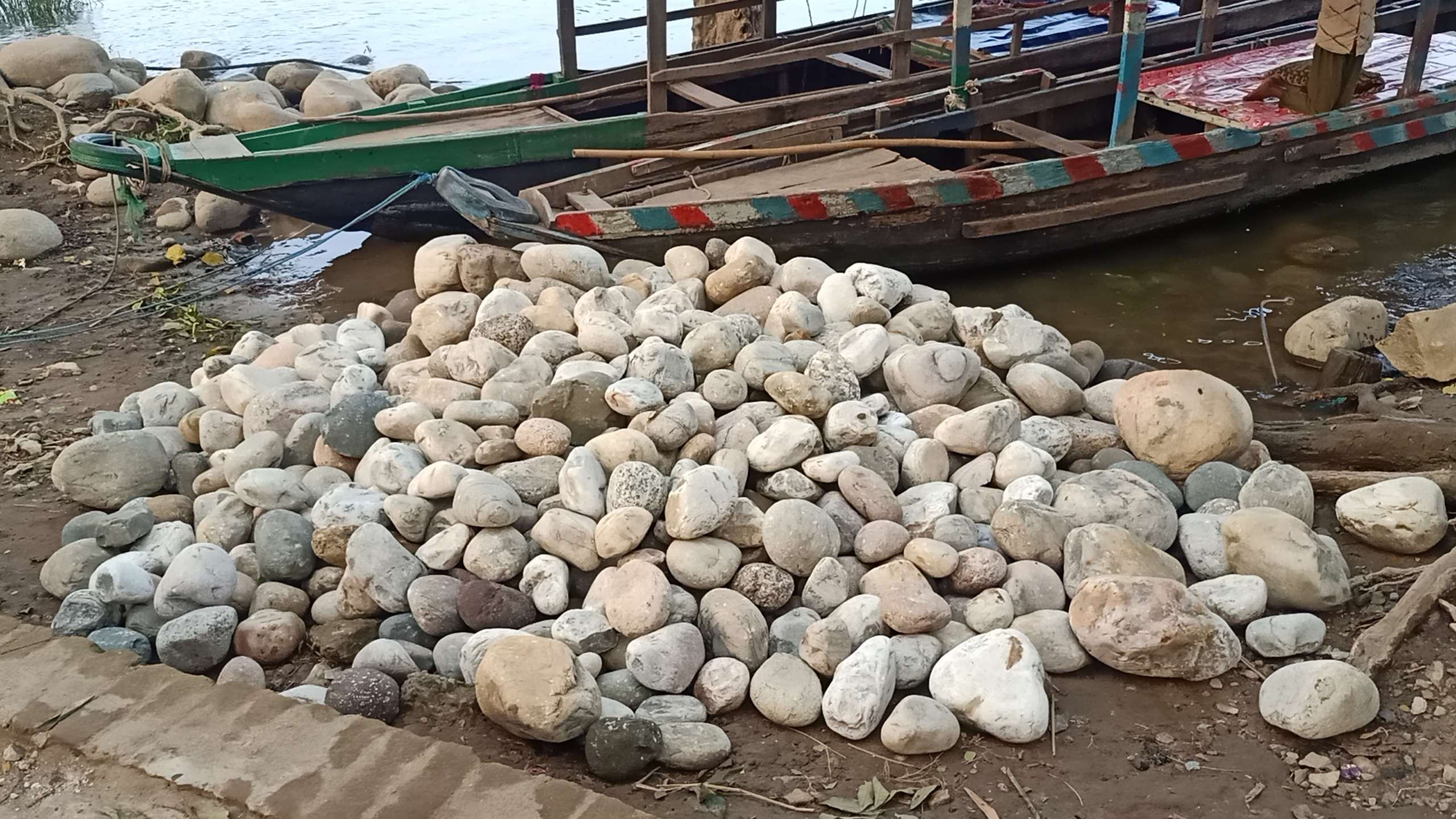 চুরি হচ্ছে সাদা পাথর: তিন চুর আটক