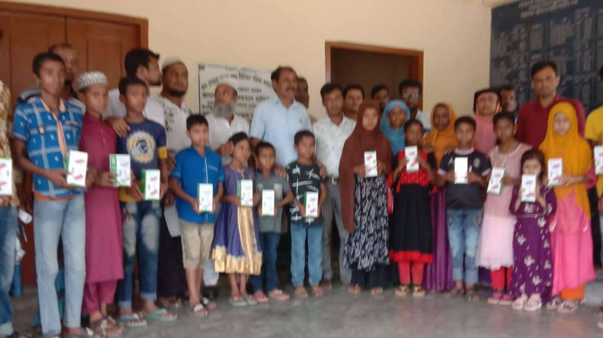 দোয়ারাবাজারে শিক্ষার্থীদের মাঝে ‘আলো সোলার’ লাইট বিতরণ