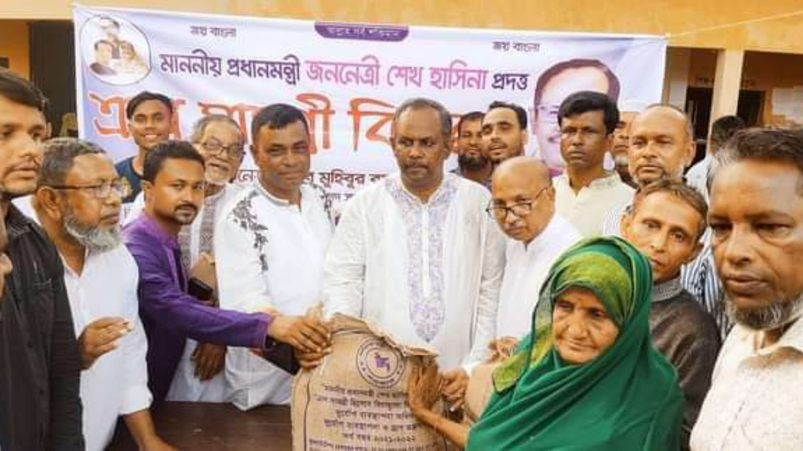 ছাতকে বন্যায় ক্ষতিগ্রস্থদের মাঝে এমপি মানিকের ত্রাণ বিতরণ