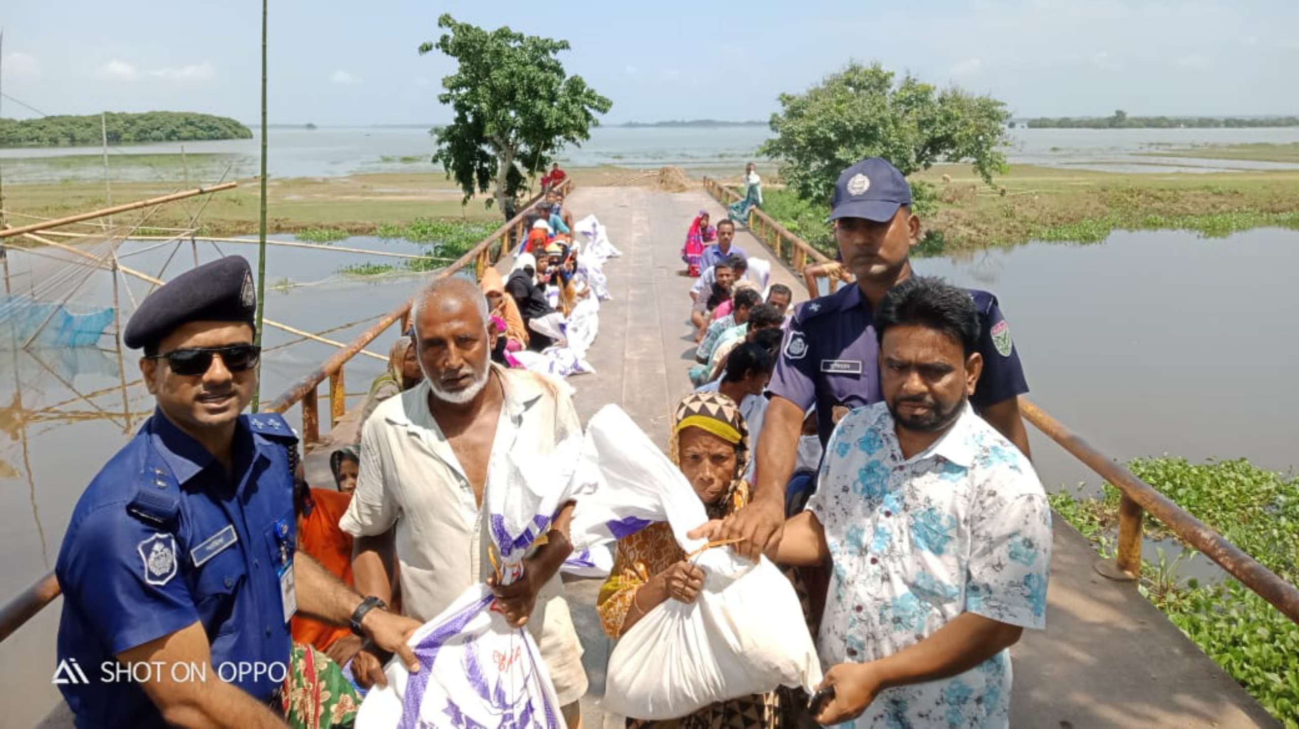 জৈন্তাপুরে বন্যায় ক্ষতিগ্রস্তদের মাঝে থানা পুলিশ’র ত্রাণ বিতরণ