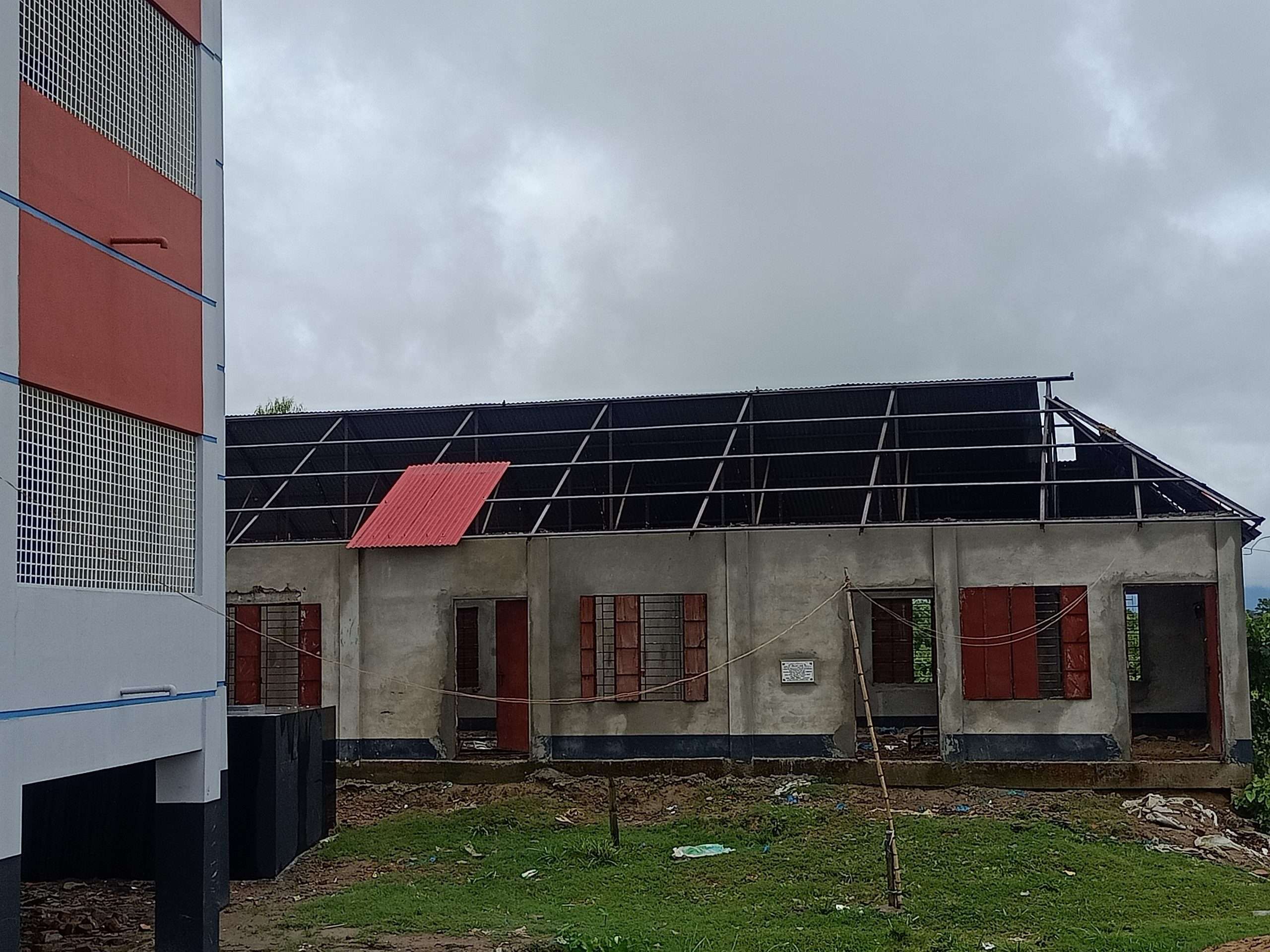 কোম্পানীগঞ্জে বিদ্যালয় ভবনের টিন খুলে নিলেন আরেক ঠিকাদার: অতঃপর ?