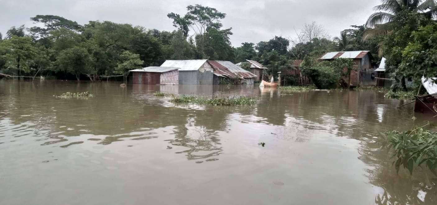 “দোয়ারাবাজারে বন্যার পানিতে ভেসে গেছে আড়াইশতাধিক পুকুরের মাছ”বাড়ছে কৃষক ও মৎস্য চাষিদের হাহাকার,