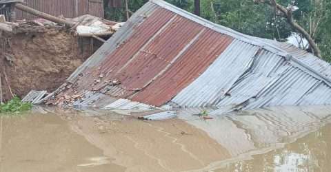 দোয়ারায় বানের পানিতে ১১ বসত ঘর বিলীন “খোলা আকাশের নিচে পরিবারের লোকজন,,