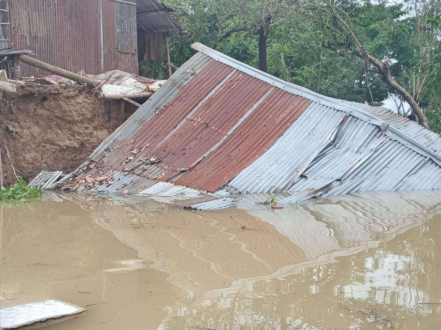 দোয়ারায় বানের পানিতে ১১ বসত ঘর বিলীন “খোলা আকাশের নিচে পরিবারের লোকজন,,