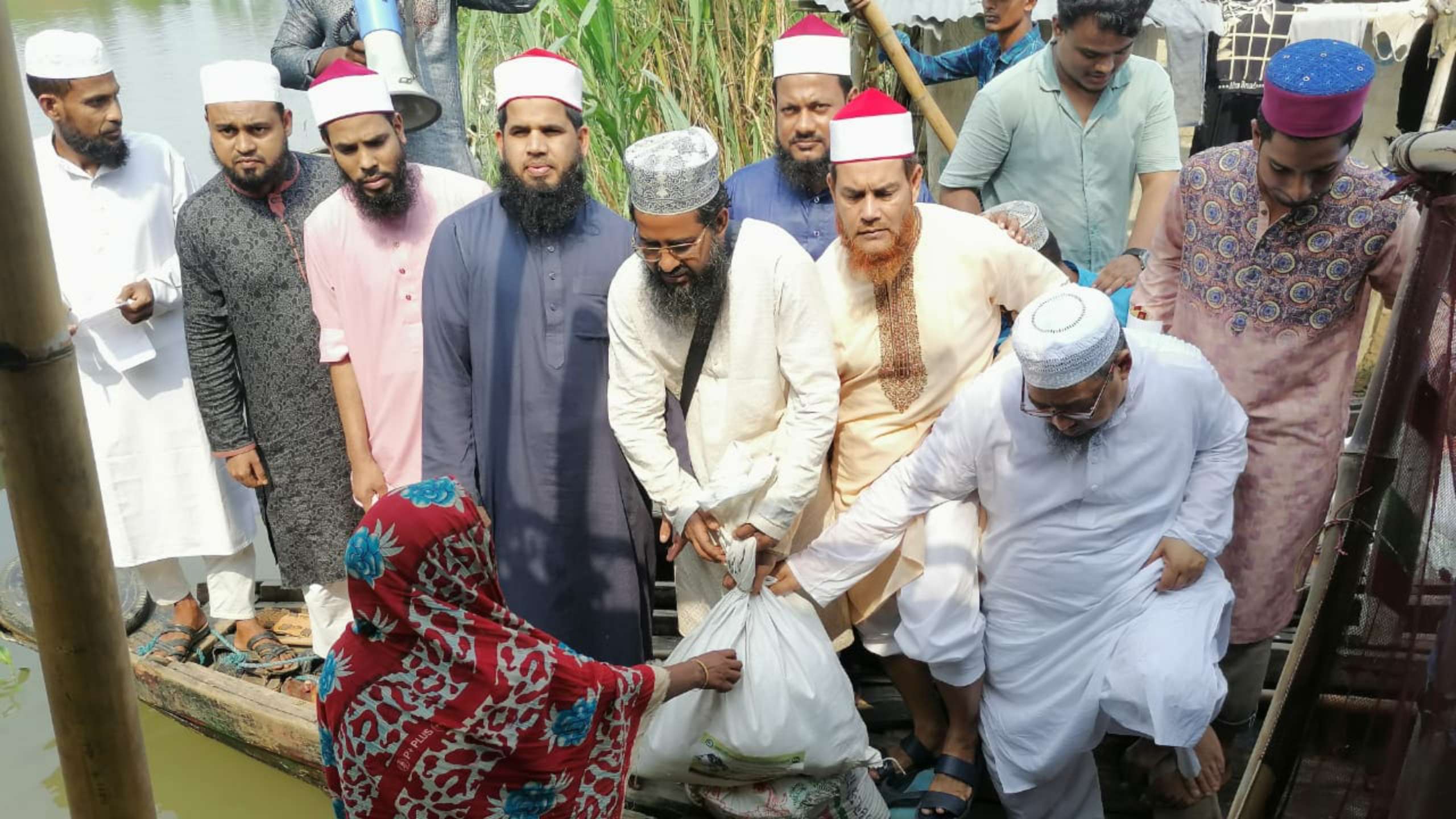 দ্যা ওয়ার্ল্ড এসোসিয়েশন ফর আল-আযহার গ্রাজুয়েট বাংলাদেশ ব্রাঞ্চের খাদ্য বিতরণ