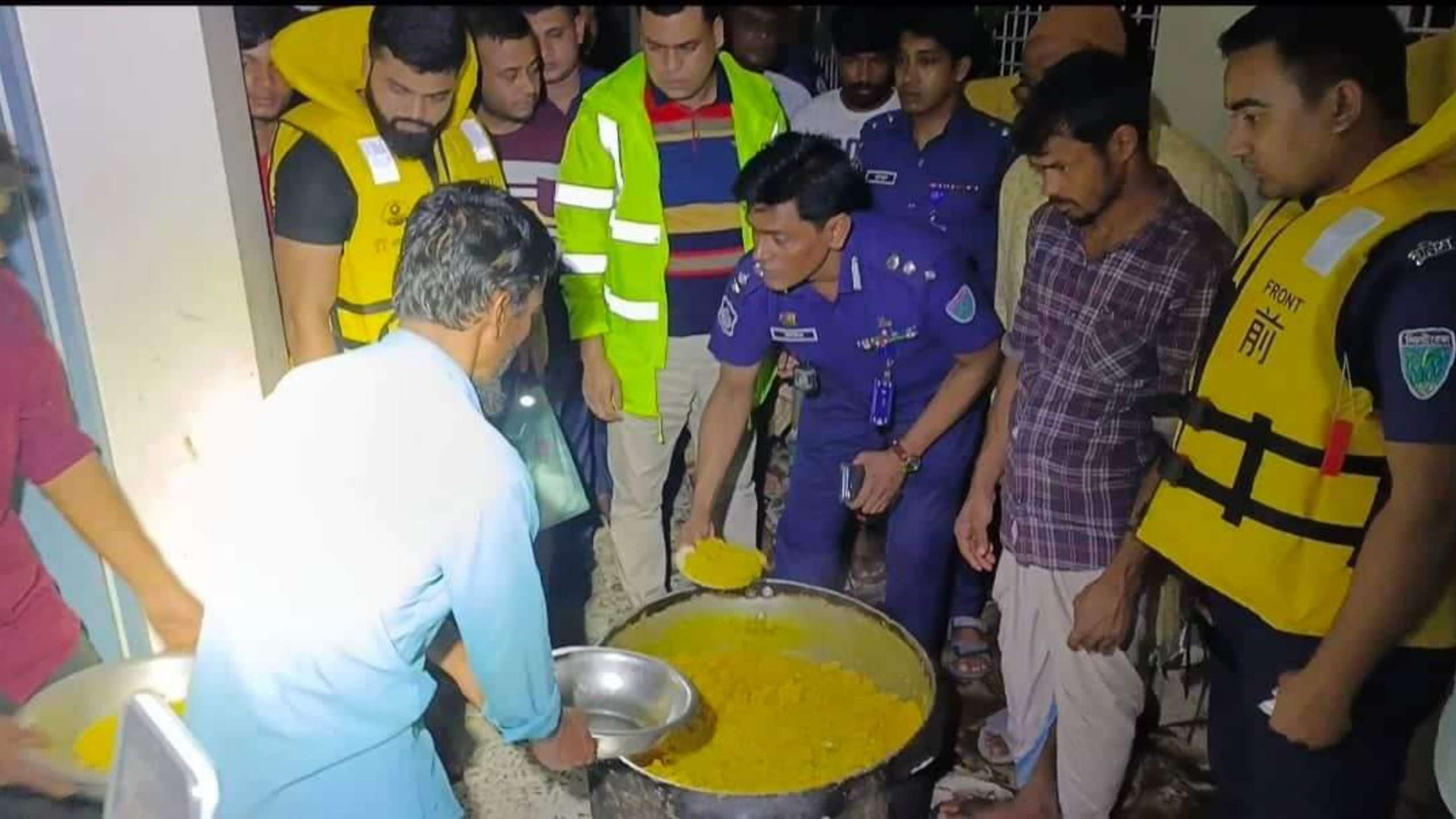 মধ্য রাতে সিলেট জেলা পুলিশের খাদ্য বিতরণ
