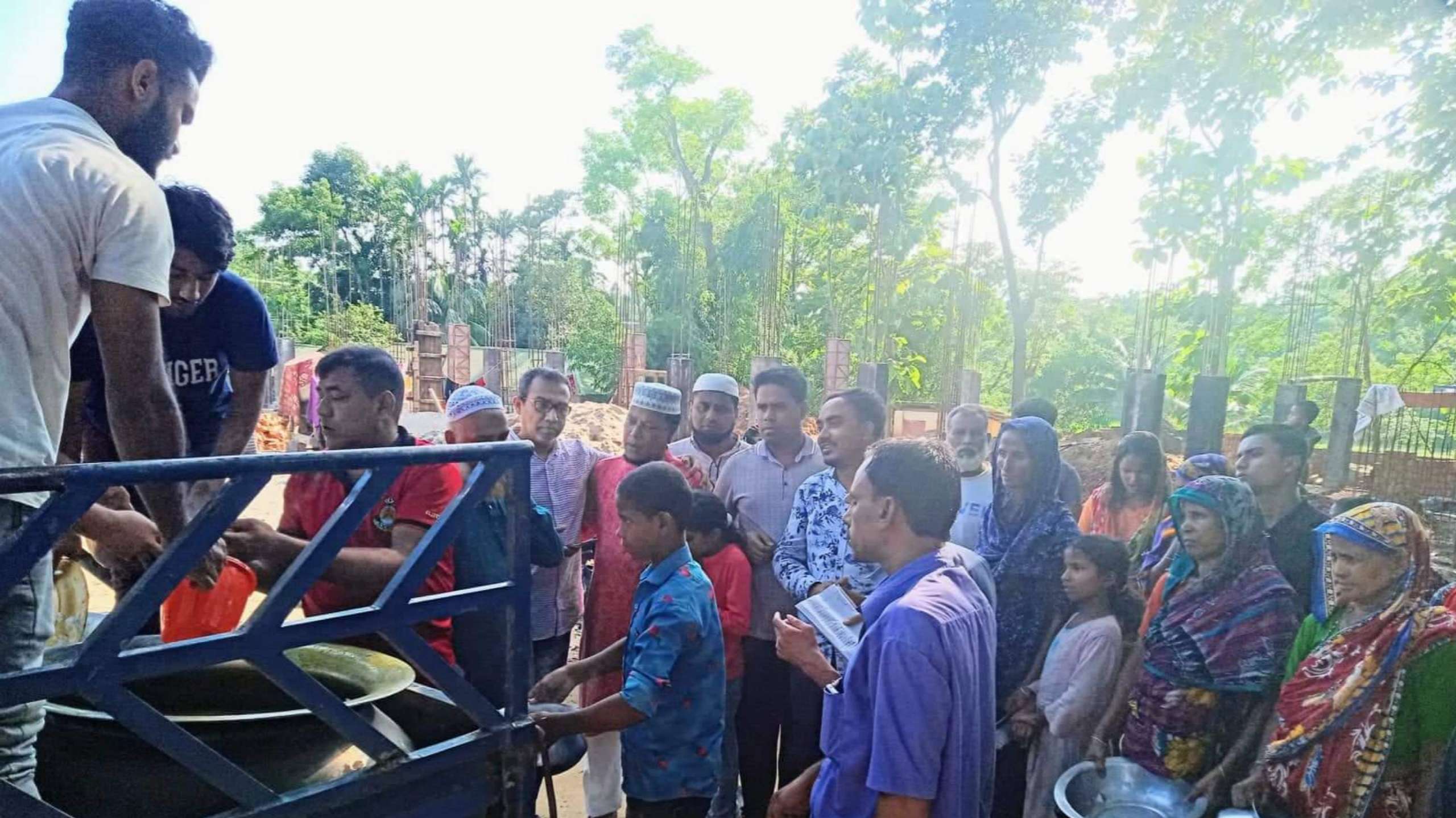 জৈন্তাপুরে আশ্রয় কেন্দ্রগুলোতে যুবসমাজের রান্না করা খাবার বিতরণ অব্যাহত