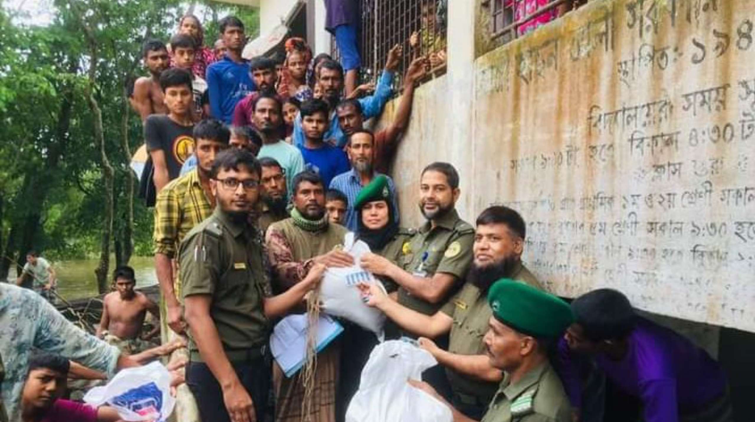 কোম্পানীগঞ্জে বন্যার্তদের মাঝে আনসার বাহিনীর খাদ্য সহায়তা প্রদান