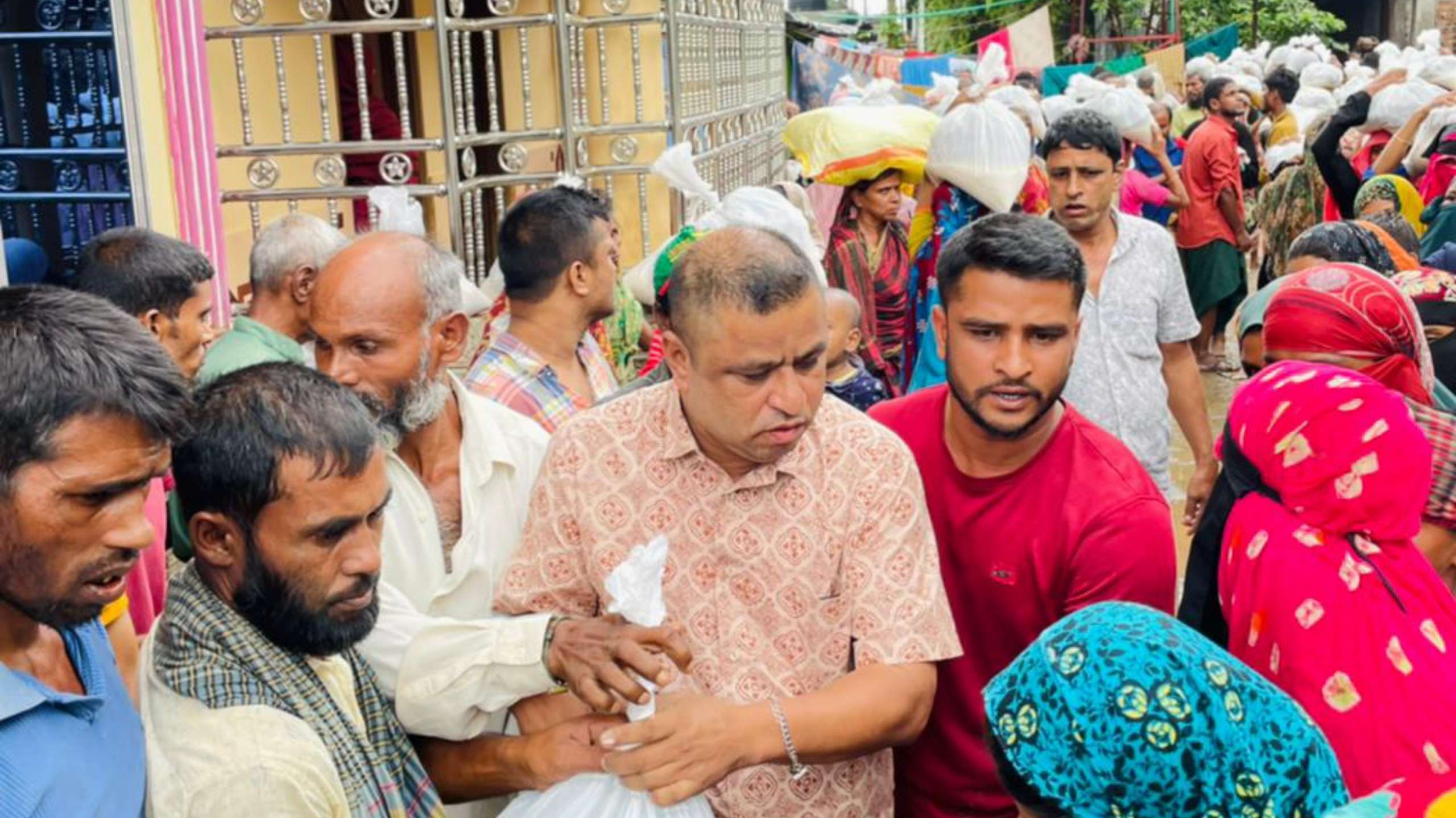 বন্যার্তদের পাশে কোম্পানীগঞ্জ আ’লীগ নেতা আব্দুল আলী