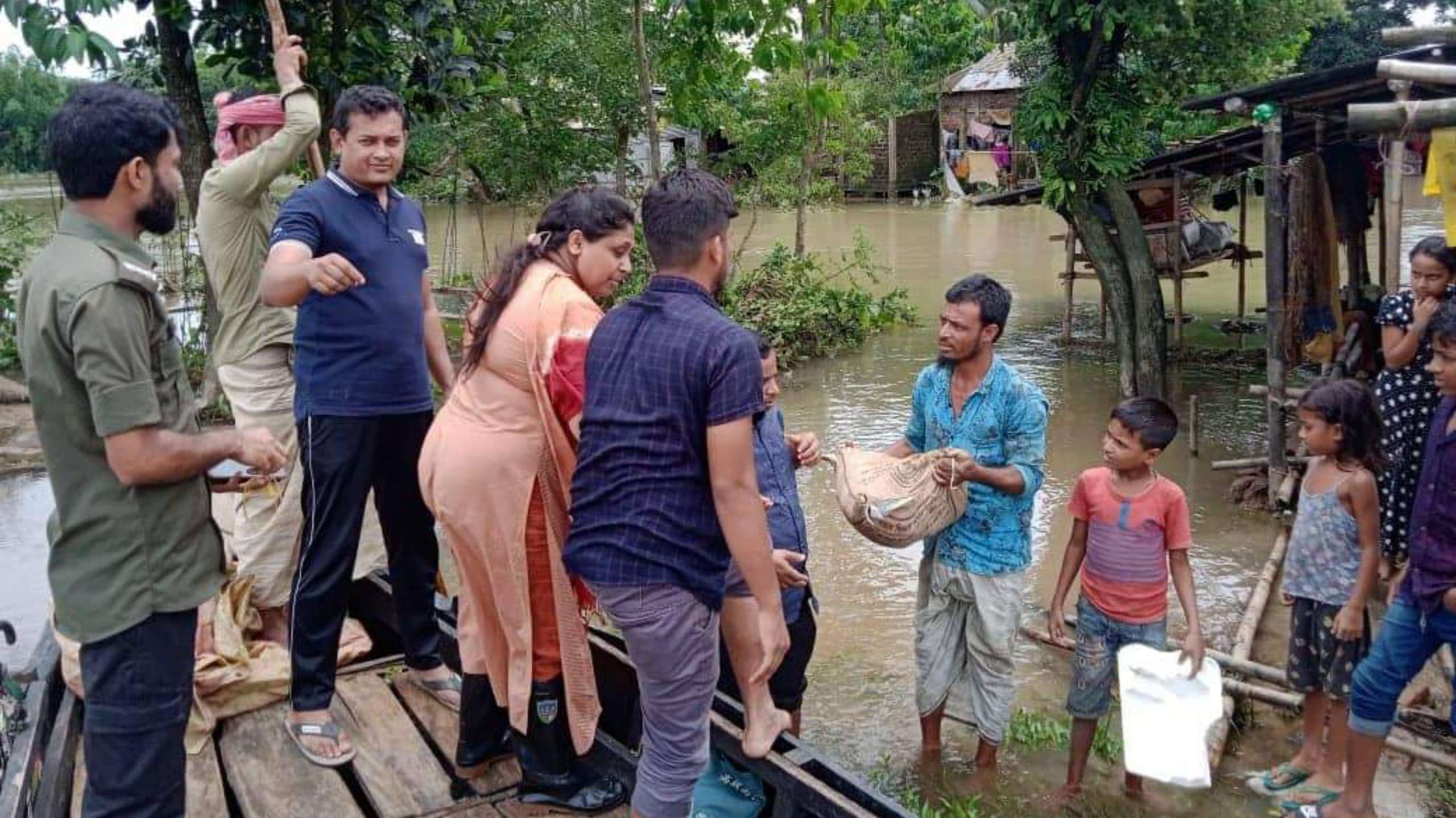 দোয়ারাবাজারে বানের পানি কমছে: বাড়ছে দুর্ভোগ