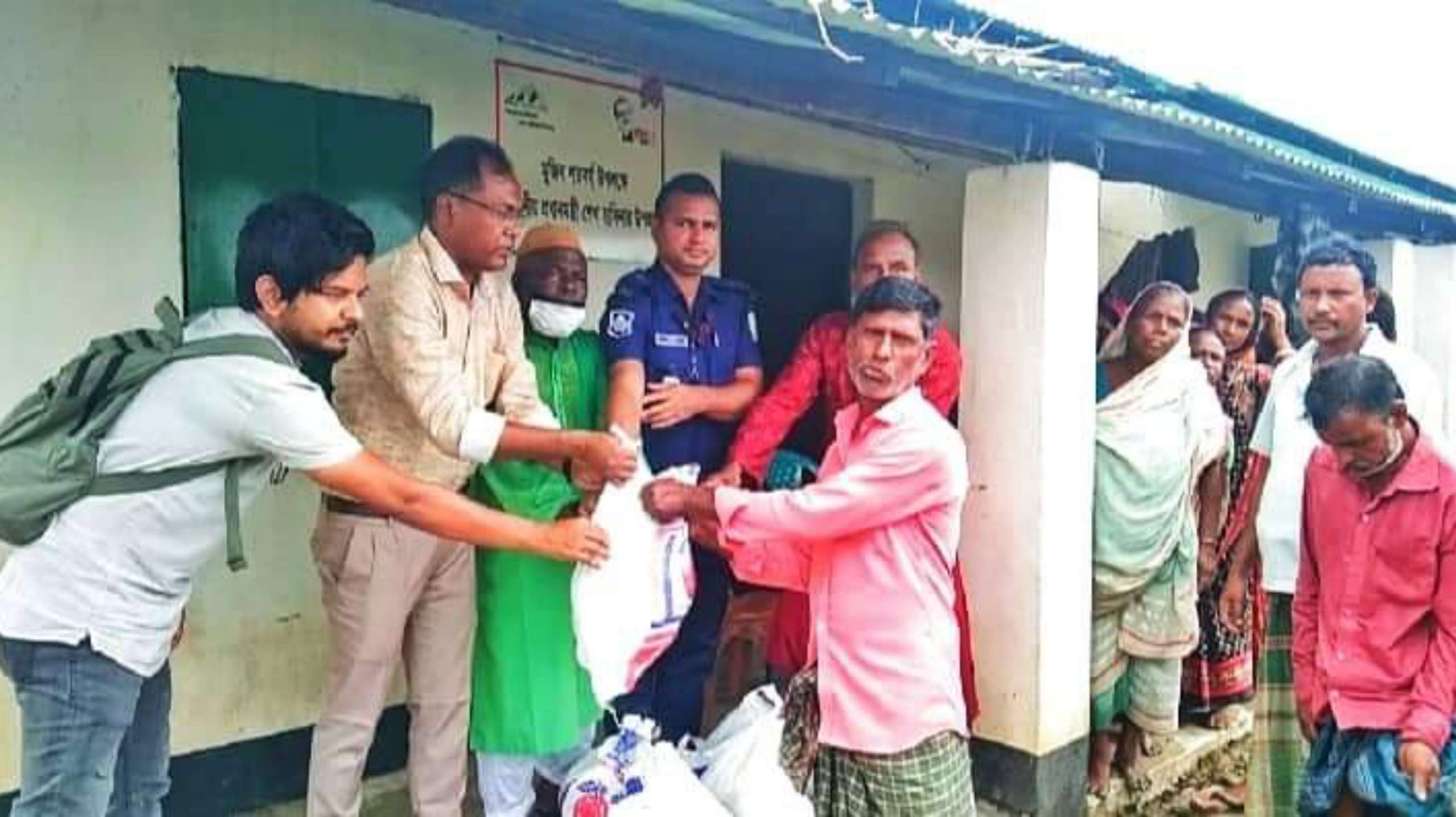 দোয়ারাবাজারে বন্যার্তদের মাঝে জাতীয় শ্রমিকলীগের ত্রাণ বিতরণ