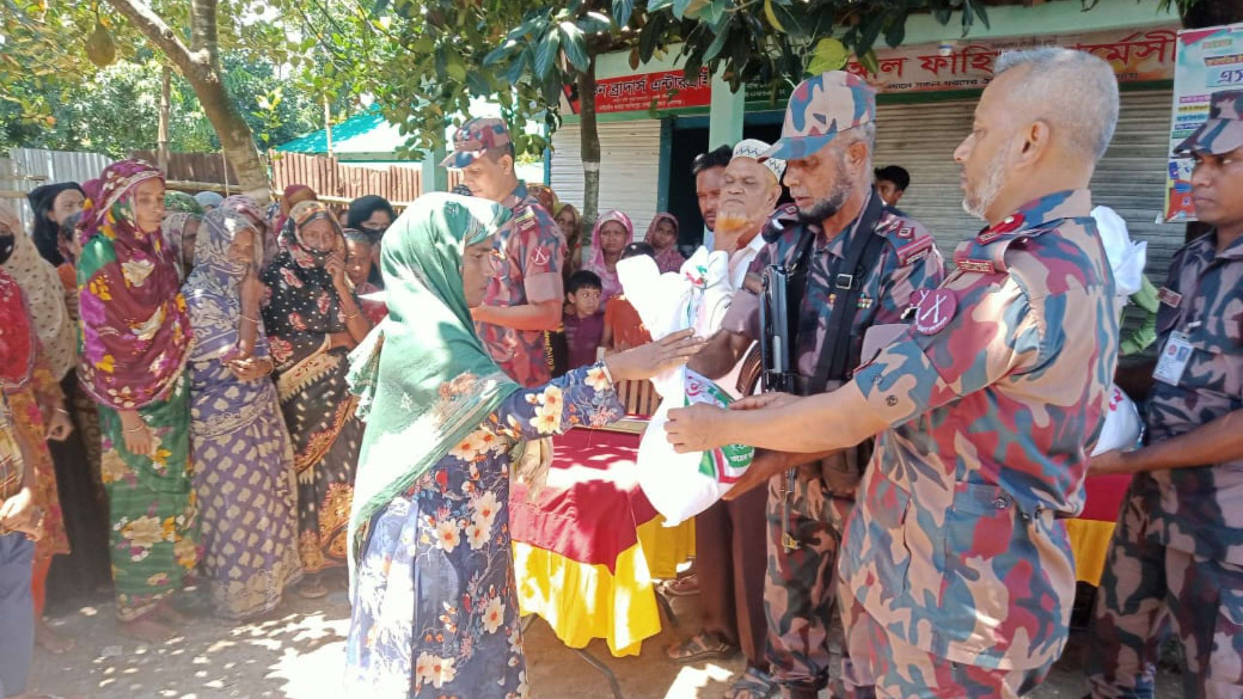 বন্যাদুর্গতদের উদ্ধার তৎপরতা ও বিজিবির ত্রাণসামগ্রী বিতরণ অব্যাহত