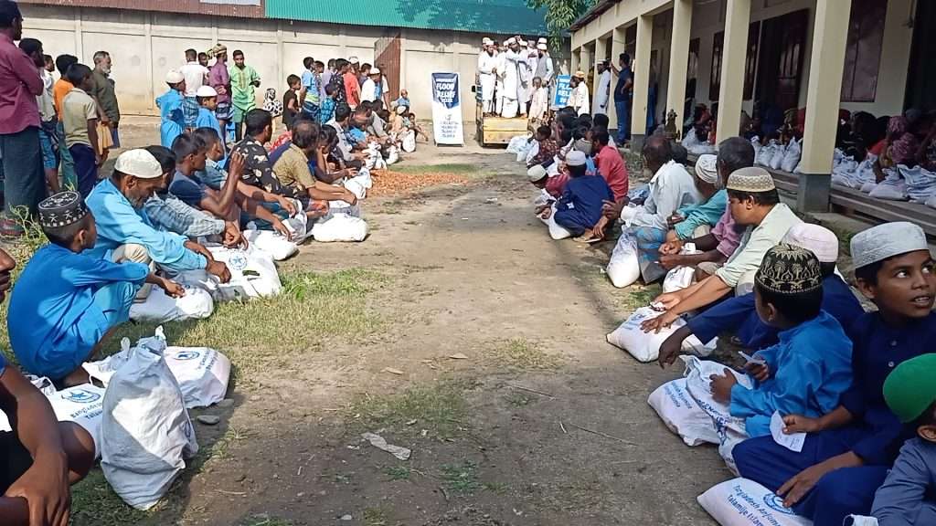 বন্যায় ক্ষতিগ্রস্ত মানুষের পাশে তালামীযে ইসলামিয়া