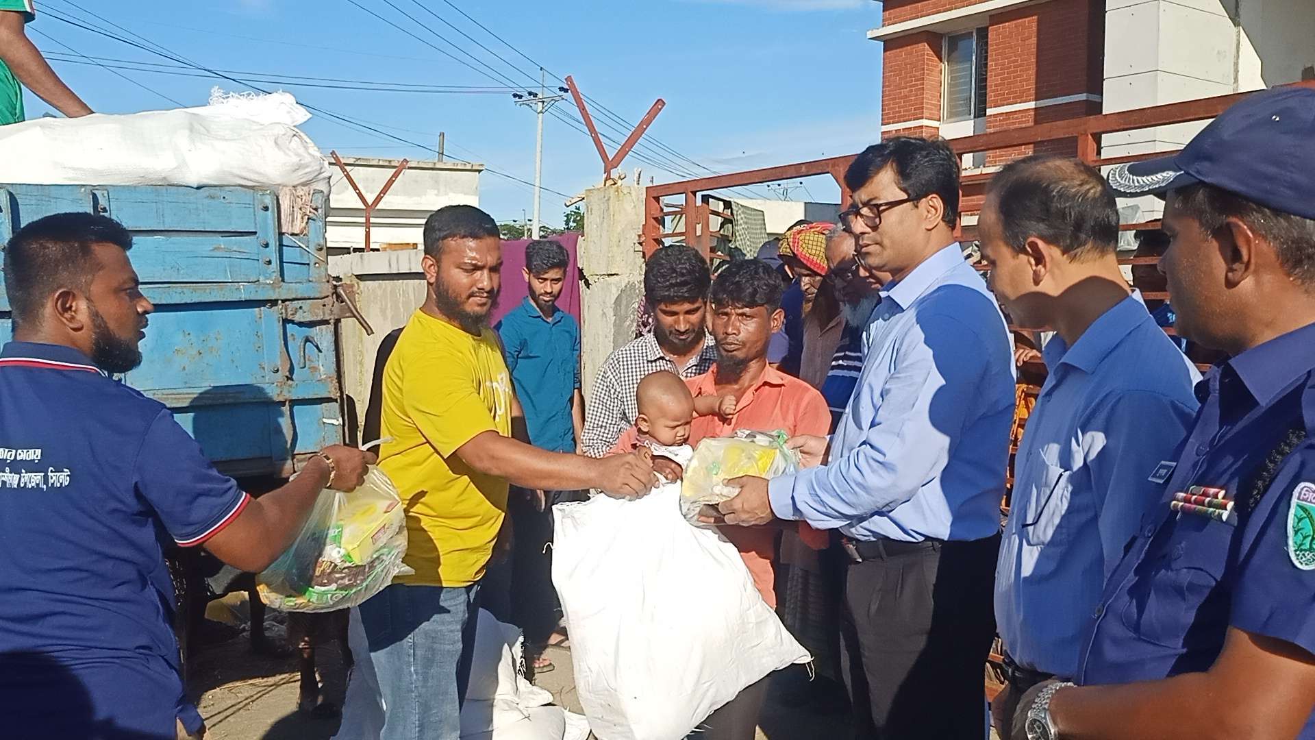 কোম্পানীগঞ্জের বানভাসিরা পেলেন জেলা প্রশাসকের বিশেষ পেকেট ও শিশু খাদ্য