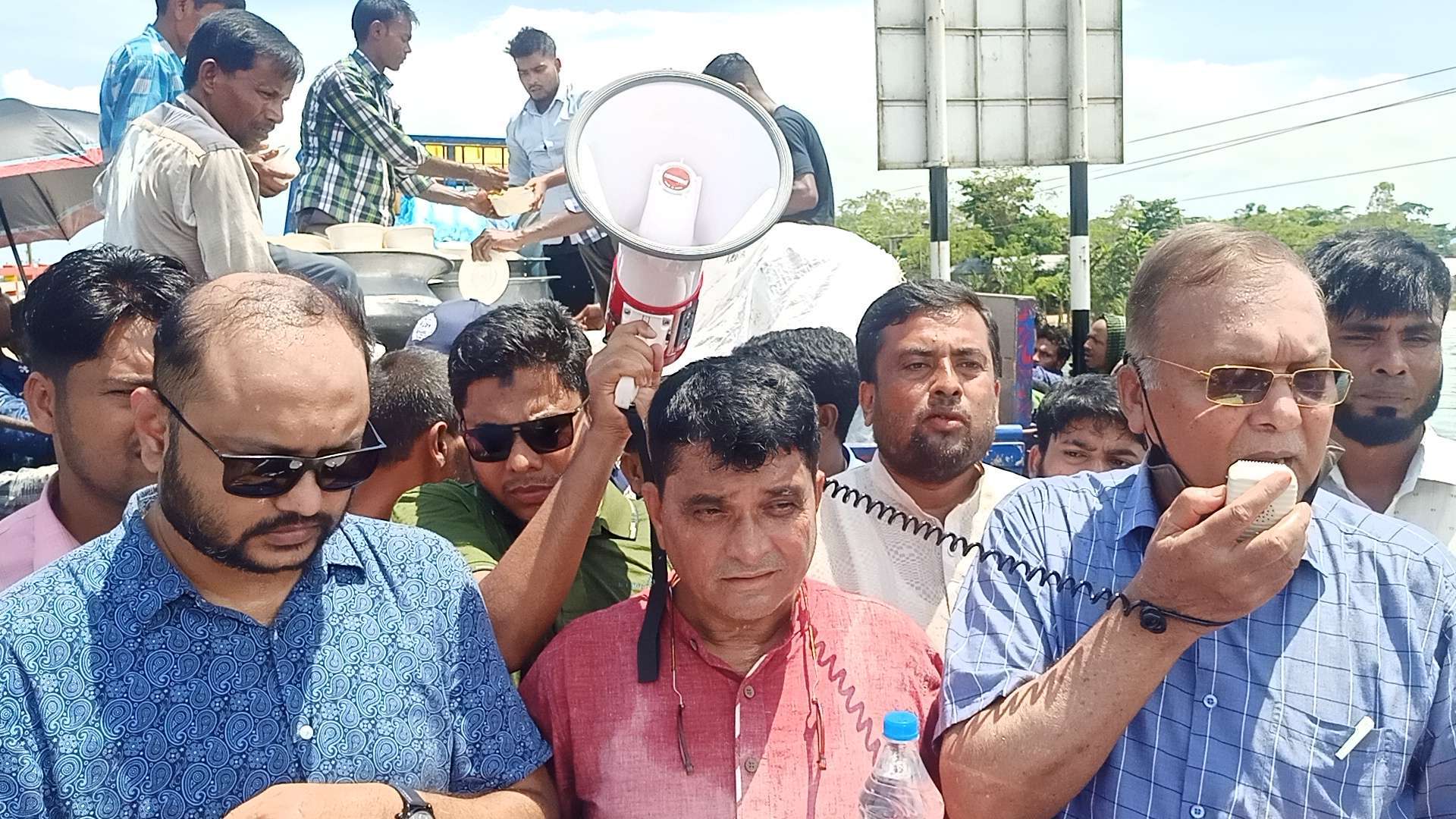 কোম্পানীগঞ্জে বানভাসিদের পাশে উপাধ্যক্ষ আব্দুস শহিদ