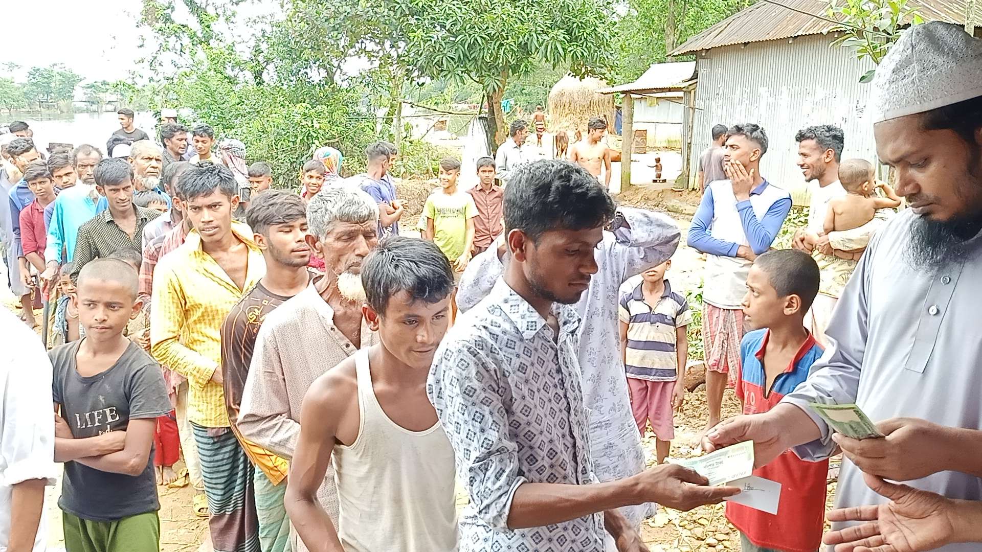 বাহাদুরপুরে বন্যা আক্রান্ত পরিবারদের অর্থ সহায়তা