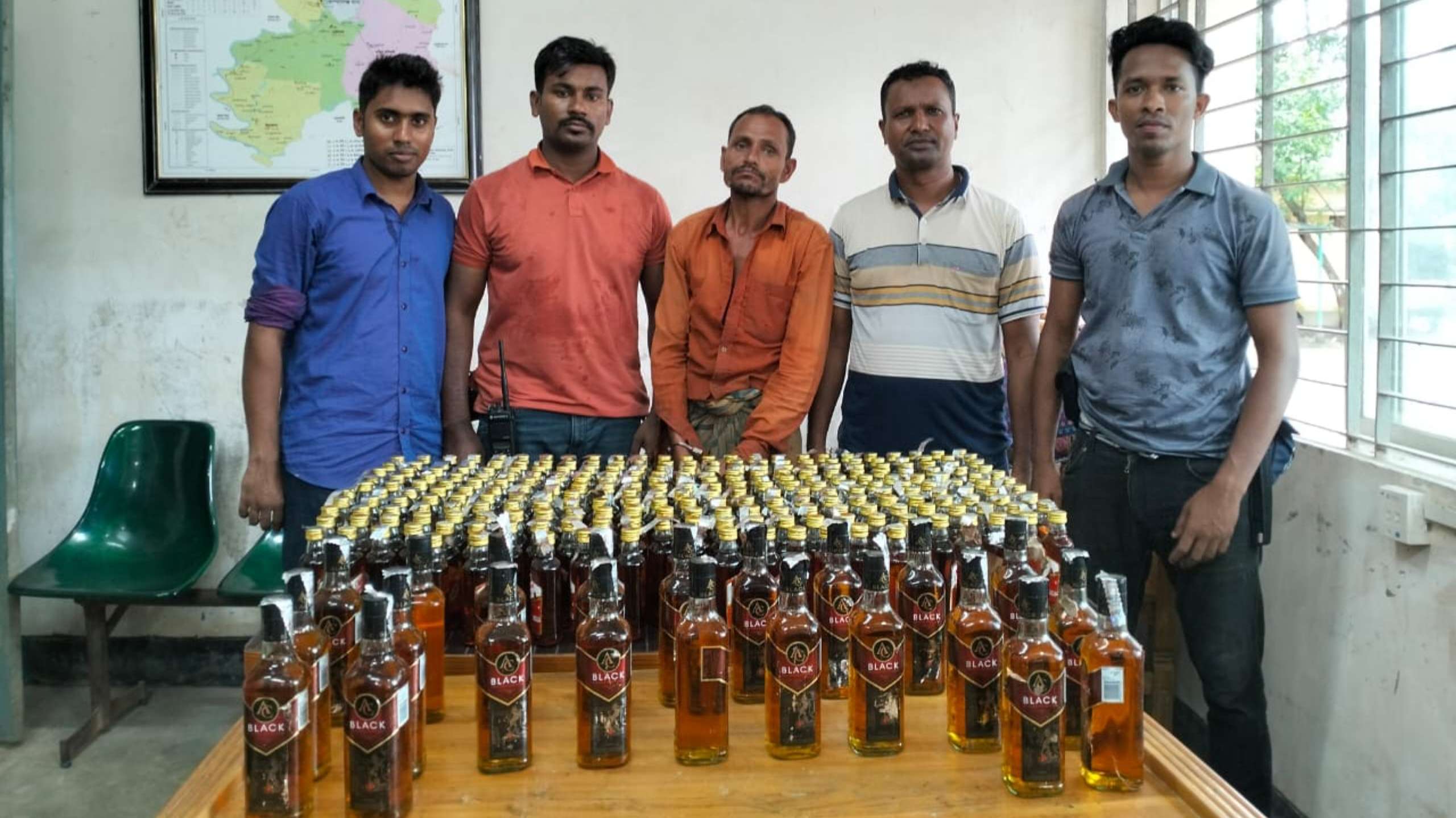 ২৭৭ বোতল ভারতীয় মদসহ কোম্পানীগঞ্জে একজন আটক