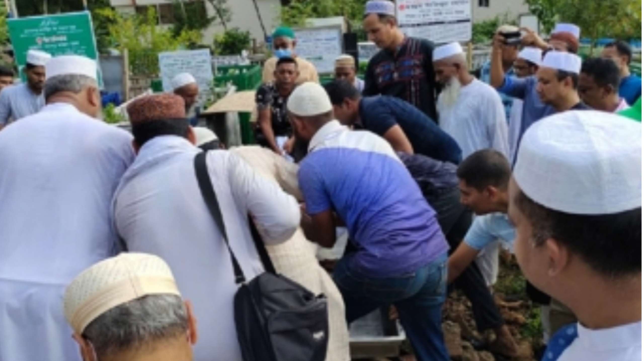 চির নিদ্রায় শায়িত আকবর আলী খান