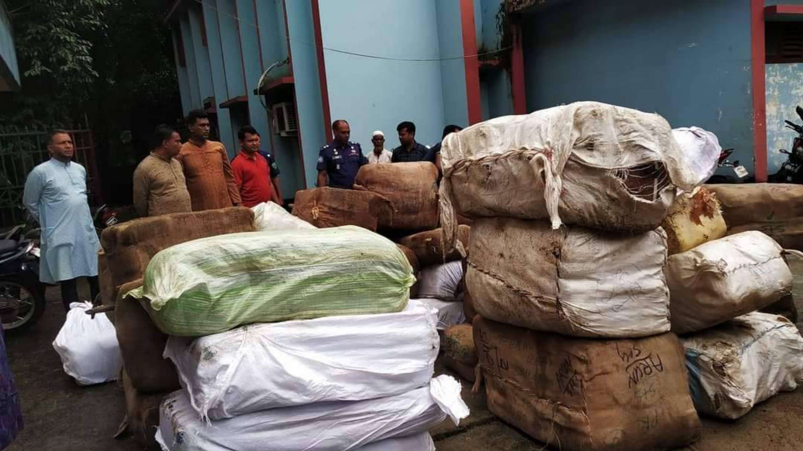 জৈন্তাপুরে বালু বোঝাই ট্রাক হতে অর্ধকোটি টাকা মূল্যবান ভারতীয় প্রসাধনী ও শাড়ীসহ ১জন আটক