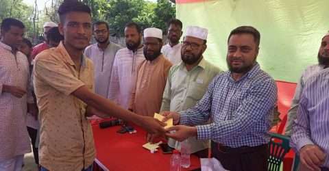 দোয়ারাবাজারে বন্যায় ক্ষতিগ্রস্ত মুয়াজ্জিন ও হিন্দু পরিবারের মধ্যে জামায়াতের নগদ অর্থ বিতরণ