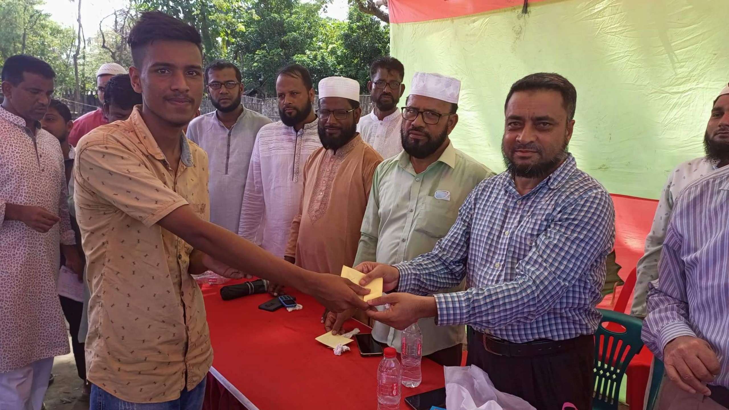 দোয়ারাবাজারে বন্যায় ক্ষতিগ্রস্ত মুয়াজ্জিন ও হিন্দু পরিবারের মধ্যে জামায়াতের নগদ অর্থ বিতরণ