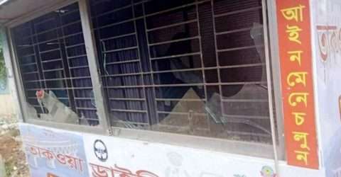 ঢাকায় পুলিশ বক্সে হামলা,১০০ অটোরিকশা চালকের বিরুদ্ধে মামলা