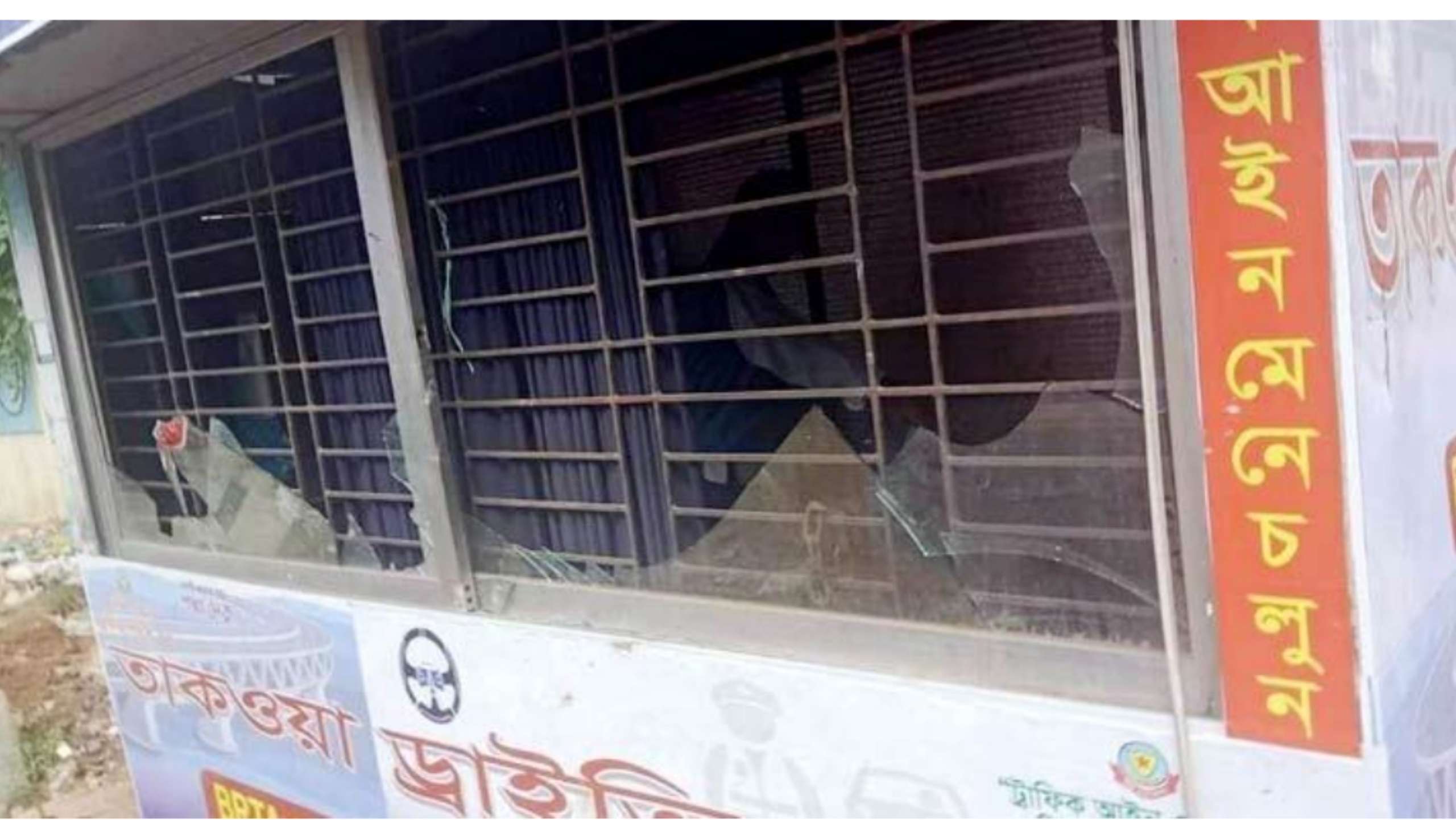 ঢাকায় পুলিশ বক্সে হামলা,১০০ অটোরিকশা চালকের বিরুদ্ধে মামলা