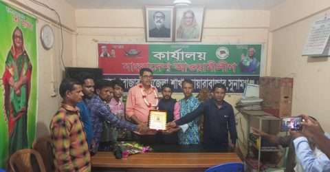 দোয়ারায় সদ্য নির্বাচিত জেলা পরিষদ সদস্য আব্দুল খালেককে ফুল দিয়ে শুভেচ্ছা জানালেন