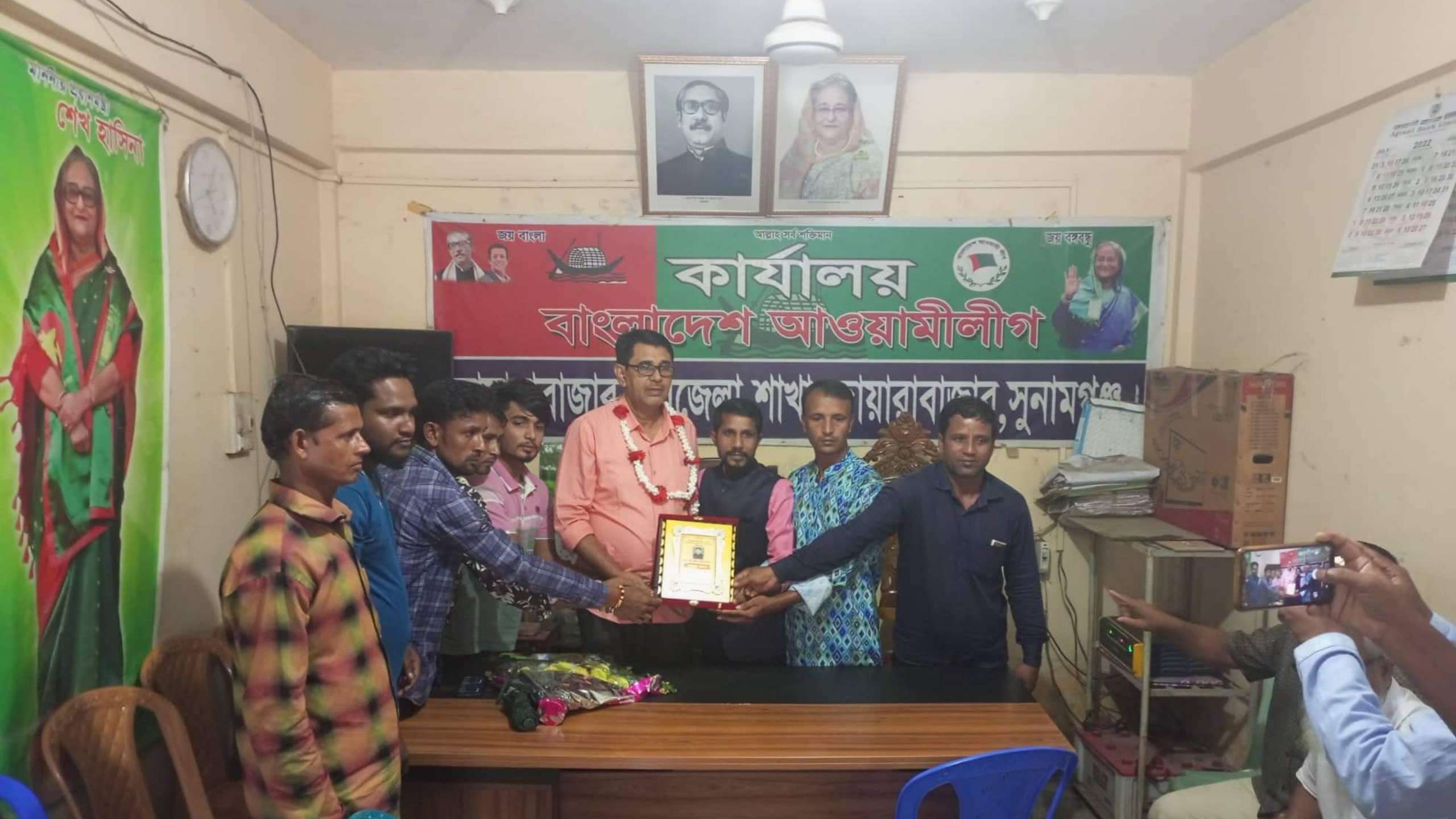 দোয়ারায় সদ্য নির্বাচিত জেলা পরিষদ সদস্য আব্দুল খালেককে ফুল দিয়ে শুভেচ্ছা জানালেন