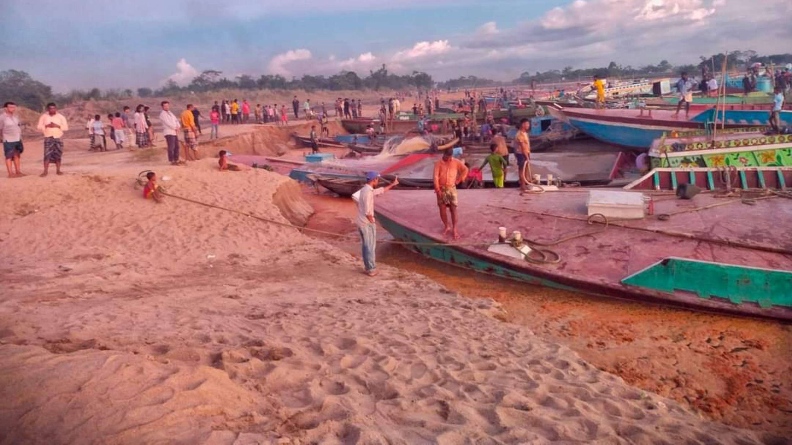 ঢালার মুখে হঠাৎ পুলিশি অভিযান, নৌকাসহ ৪ জন আটক