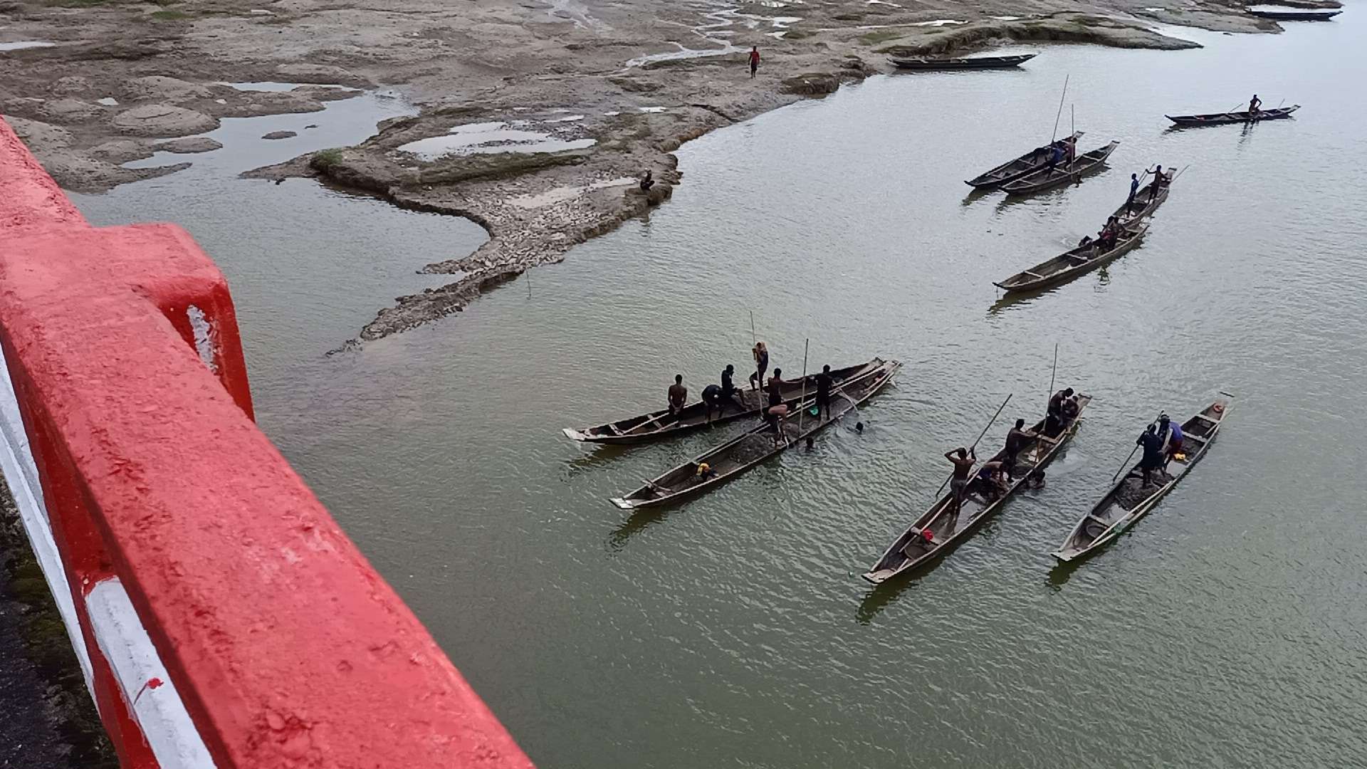 ধলাই ব্রীজের নীচে পাথর উত্তোলন, চাঁদা নিচ্ছে কারা?