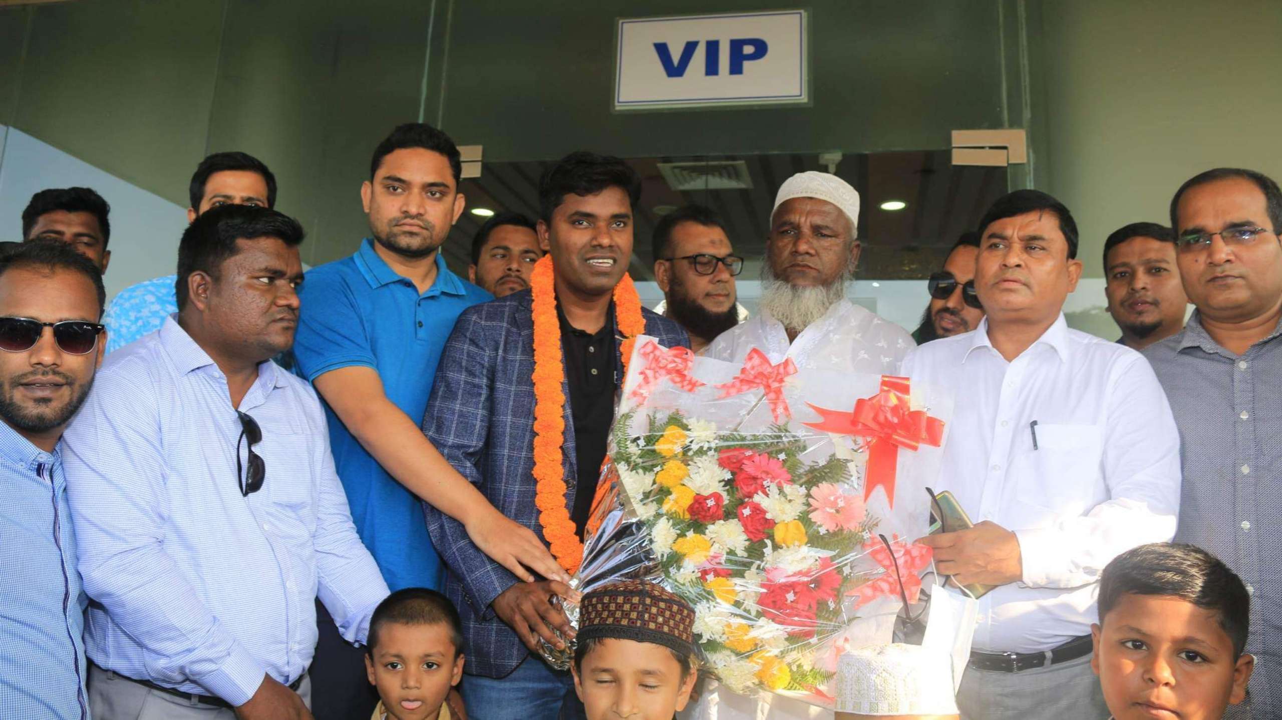 ওসমানী বিমান বন্দরে সংবর্ধিত যুক্তরাজ্য ছাত্রলীগ নেতা জাহিদ দেওয়ান