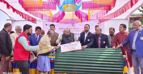 কোম্পানীগঞ্জে রেড ক্রিসেন্টের নগদ অর্থ ও ঢেউটিন বিতরণ