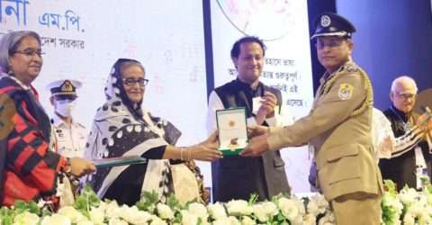আন্তর্জাতিক মাতৃভাষা পদক গ্রহণ করলেন টুরিস্ট পুলিশ প্রধান হাবিবুর রহমান