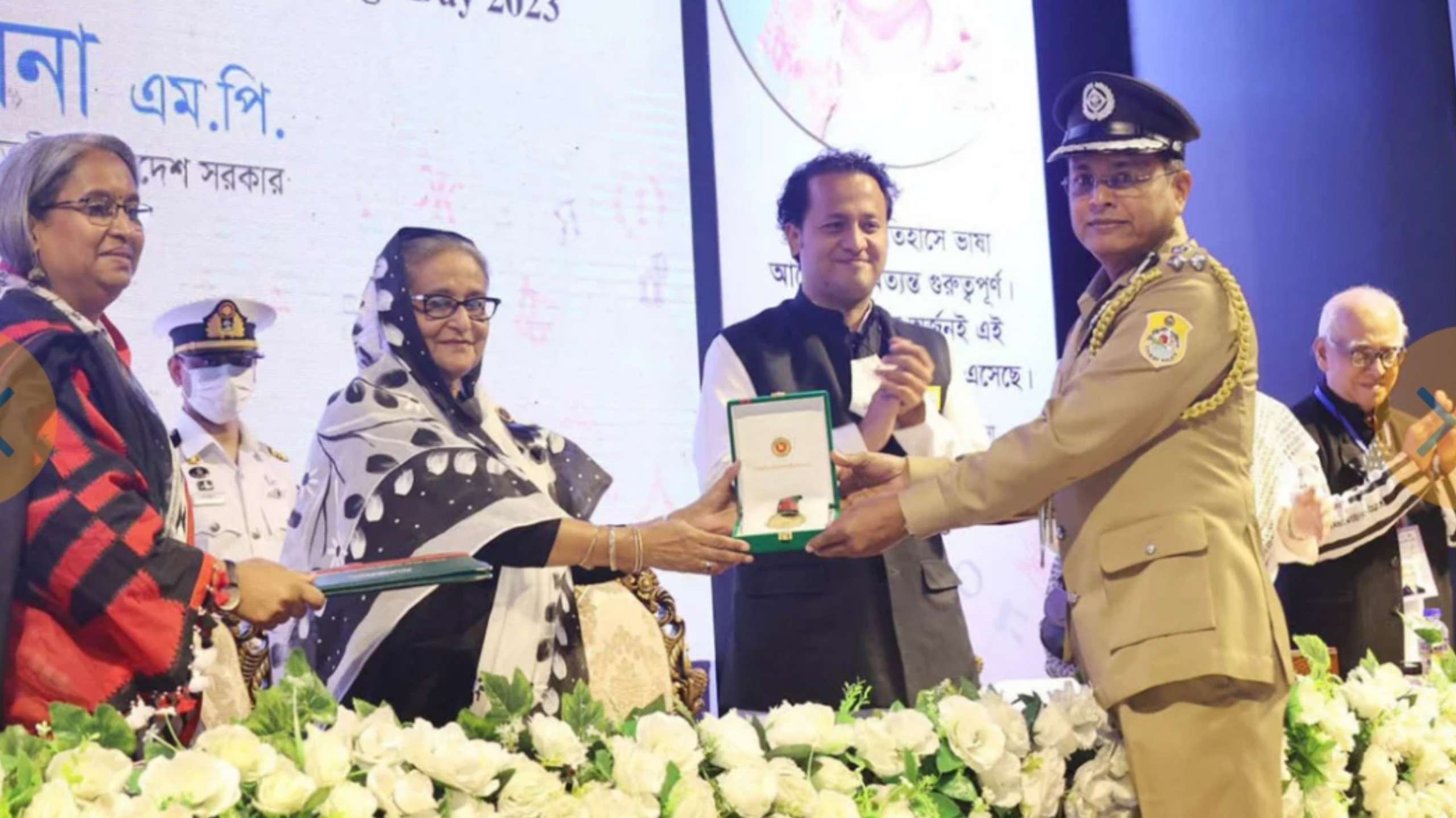 আন্তর্জাতিক মাতৃভাষা পদক গ্রহণ করলেন টুরিস্ট পুলিশ প্রধান হাবিবুর রহমান
