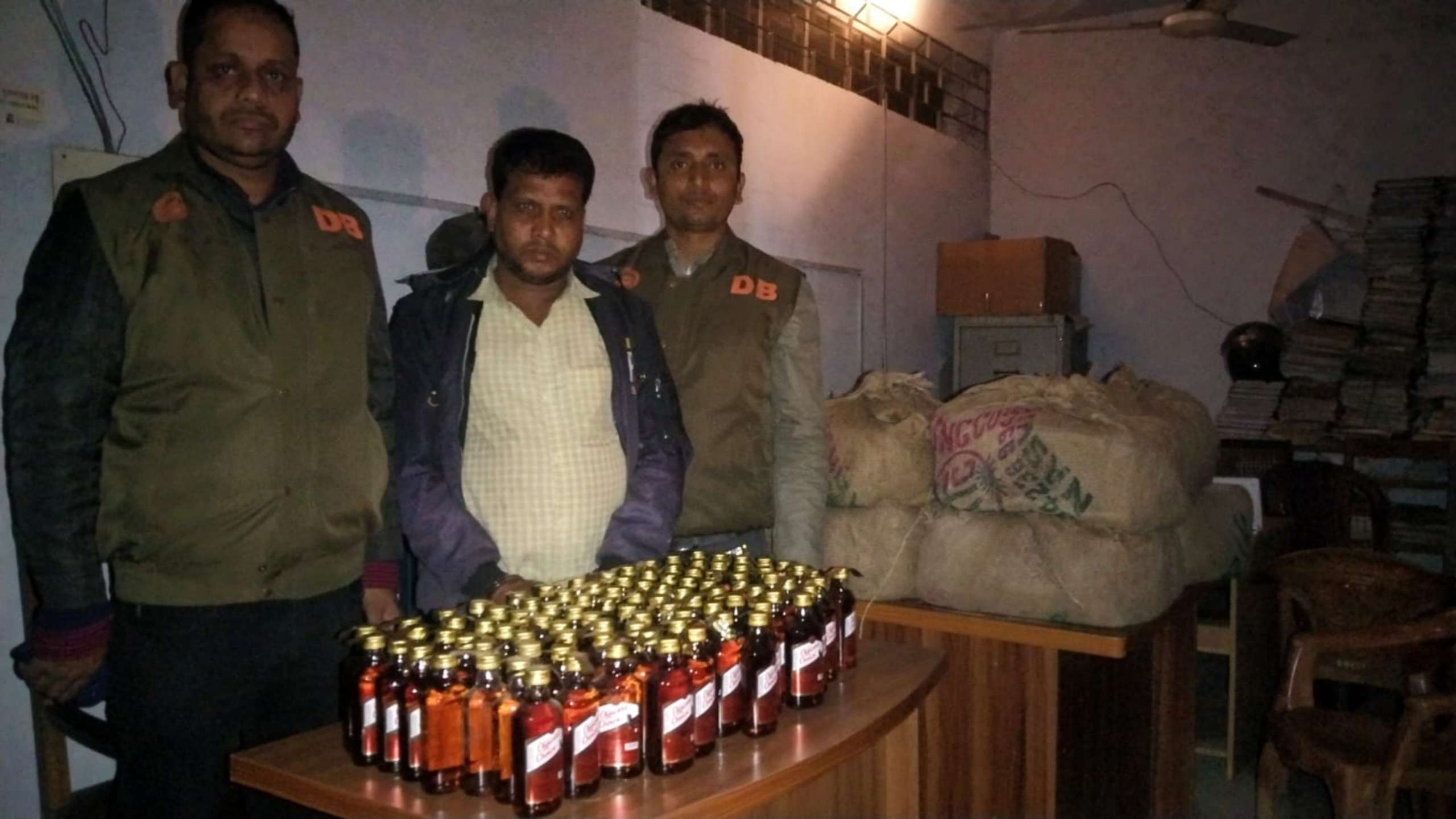 কোম্পানীগঞ্জে মদের চালান সহ একজনকে আটক করলেন ডিবি পুলিশ অফিসার রফিক