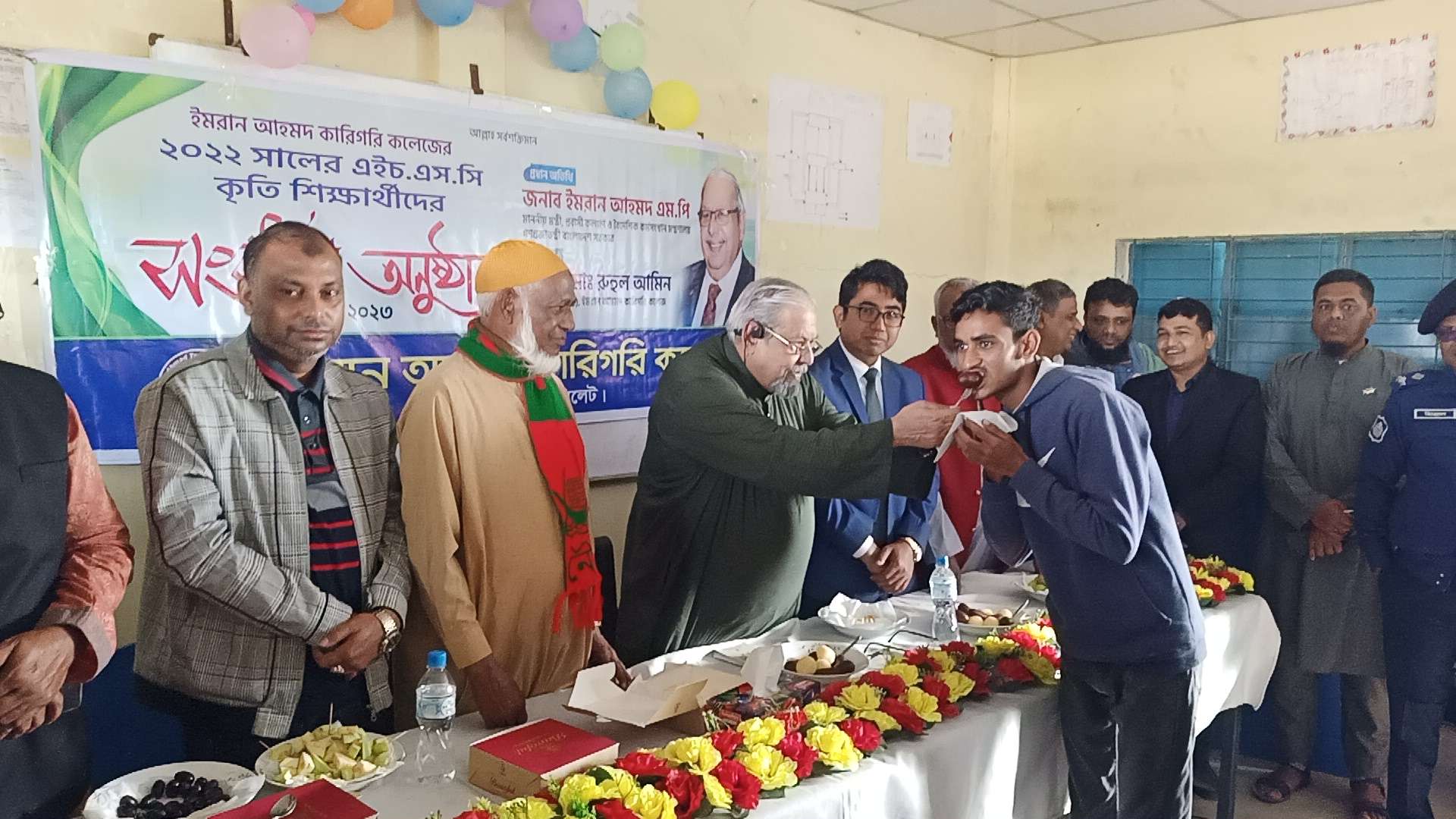 মন্ত্রী ইমরান আহমদের হাতে মিষ্টি খেয়ে উচ্ছ্বসিত এইচএসসি উত্তীর্ণ শিক্ষার্থীরা