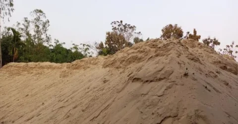 ভোলাগঞ্জে সড়কের দু’পাশের বিপুল পরিমাণ বালু জব্দ প্রশাসনের