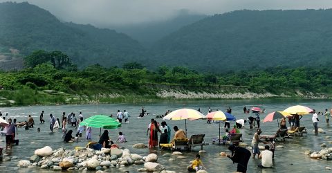 একদিন পরই লোকে লোকারণ্য সাদা পাথর