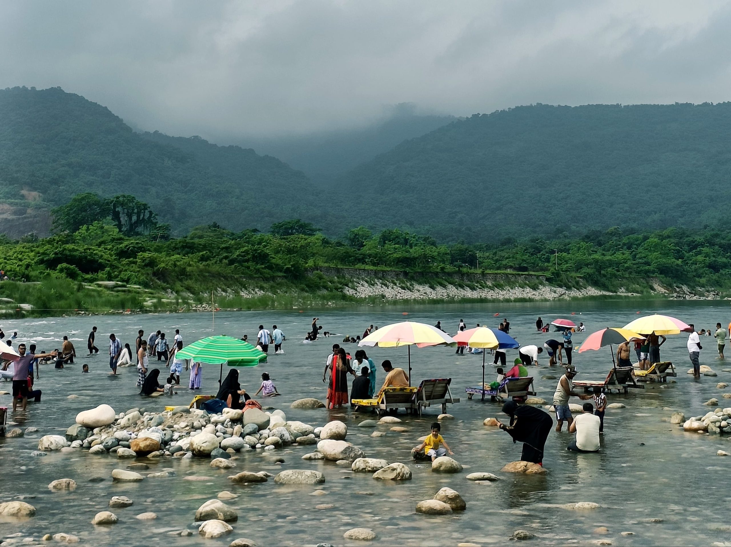 একদিন পরই লোকে লোকারণ্য সাদা পাথর