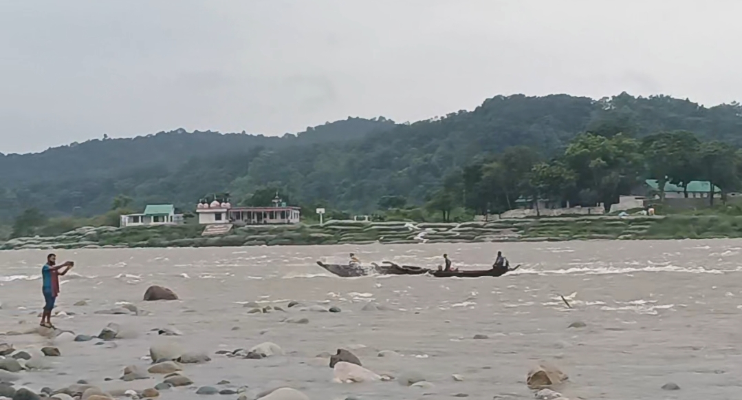 পাহাড়ি ঢলে তলিয়ে গেছে সাদা পাথর, পর্যটন কেন্দ্র বন্ধ ঘোষণা