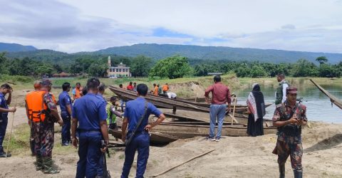 ধলাই নদীতে বালু উত্তোলনকালে ৭০ বারকী নৌকা ধ্বংস, ২ জন আটক