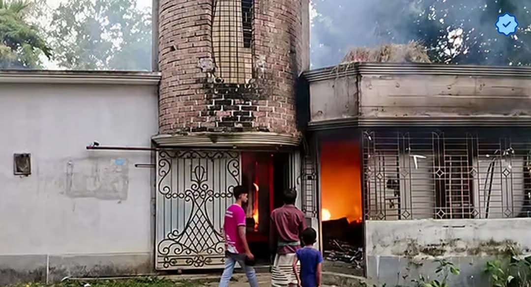 ছাত্রীকে ধর্ষণচেষ্টার অভিযোগে মাদ্রাসায় আগুন, শিক্ষক আটক